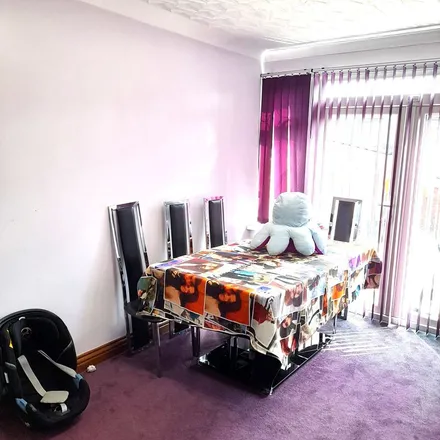 Rent this 3 bed duplex on Kenilworth Gardens in London, UB4 0AY