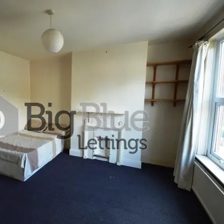 Image 7 - Back Manor Drive, Leeds, LS6 1GH, United Kingdom - Townhouse for rent