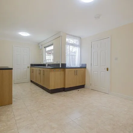 Rent this 3 bed townhouse on Kingsland Walk in Cwmbran, NP44 4RF