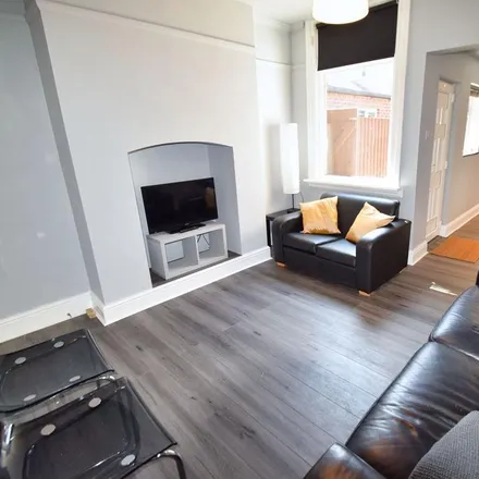 Rent this 5 bed townhouse on Cemetery Avenue in Sheffield, S11 8NT