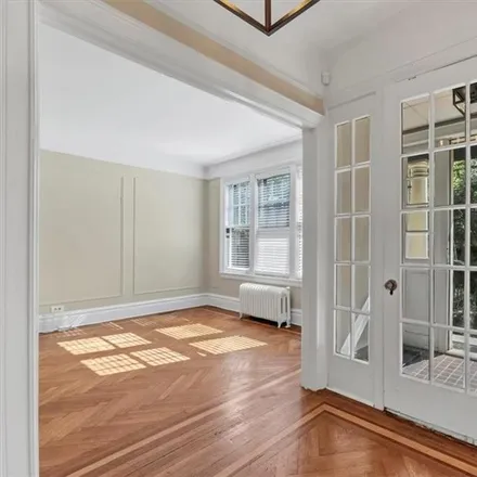 Image 7 - 99 East 237th Street, New York, NY 10470, USA - House for sale