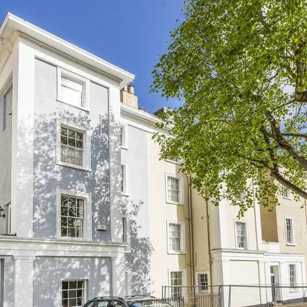 Rent this studio apartment on 32 Canynge Square in Bristol, BS8 3LB