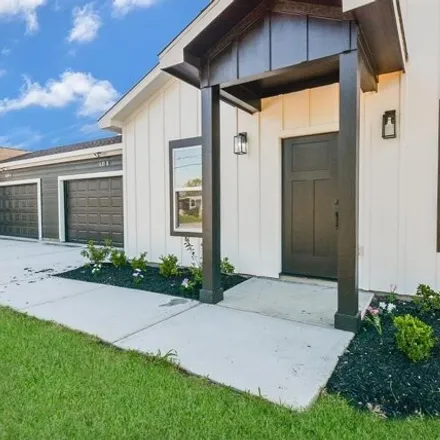 Buy this 8 bed house on 646 Silliman Street in Sealy, TX 77474