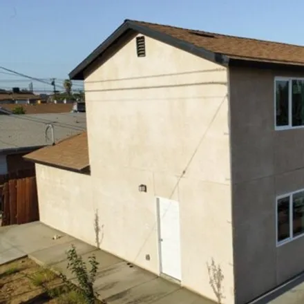 Buy this studio house on 815 31st Street in Bakersfield, CA 93301