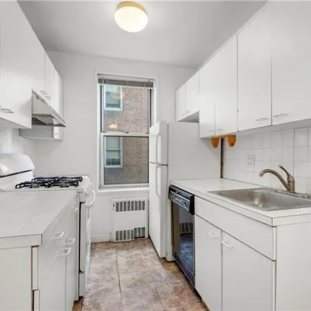 Image 7 - 2102 Holland Avenue, New York, NY 10462, USA - Apartment for sale