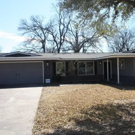 Rent this 3 bed house on 538 Camelot Drive in Mount Wesley, Kerrville