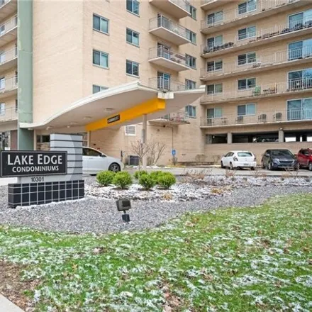 Buy this 2 bed condo on Lake Edge Condominiums in Lake Avenue, Cleveland