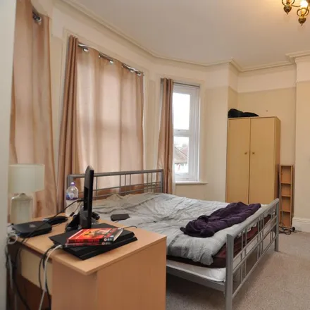 Image 3 - Denmark Road, Guildford, GU1 4DA, United Kingdom - Apartment for rent