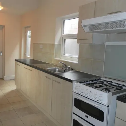 Rent this 4 bed townhouse on 13 St Edward's Road in Selly Oak, B29 7DJ
