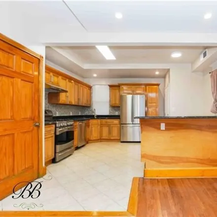 Image 6 - 394 Linden Boulevard, New York, NY 11203, USA - House for sale