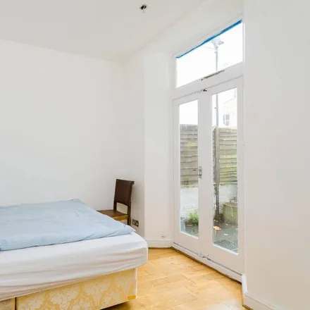 Image 5 - Moat Garden, Oxberry Avenue, London, SW6 5SL, United Kingdom - Apartment for rent