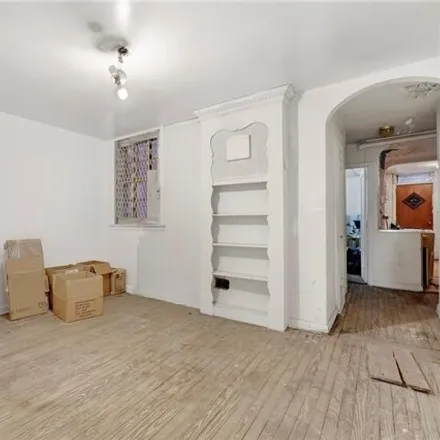 Image 5 - 28 Bay 28th Street, New York, NY 11214, USA - House for sale