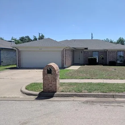 Rent this 3 bed house on 998 West Lynn Creek Drive in Arlington, TX 76001