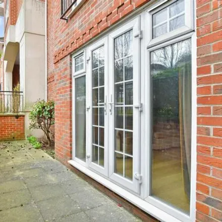 Image 7 - Farningham Road, Croydon Road, Tandridge, CR3 6QF, United Kingdom - Apartment for sale