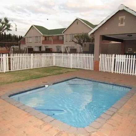 Rent this 1 bed townhouse on Benoni Central Methodist in Cranbourne Avenue, Kleinfontein Lake