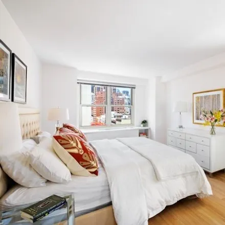 Image 6 - 305 East 24th Street, New York, NY 10010, USA - Apartment for sale