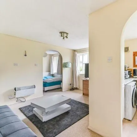 Image 3 - Chipstead Close, London, SM2 6BE, United Kingdom - Apartment for rent