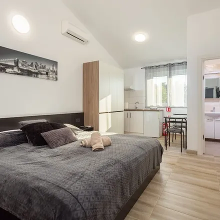 Image 5 - Pula, Grad Pula, Istria County, Croatia - House for rent