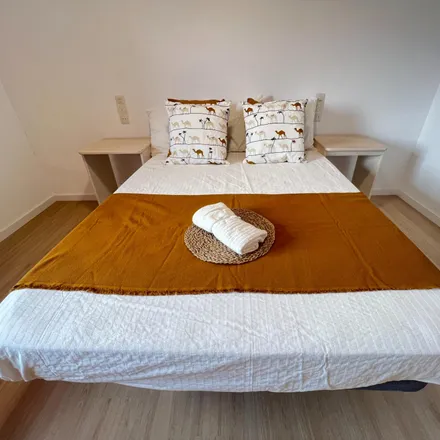 Rent this 5 bed room on Carrer del Batxiller in 17, 46010 Valencia