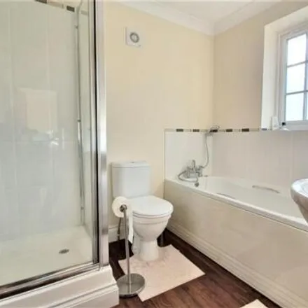 Image 7 - 18 Mossford Green, London, IG6 2BX, United Kingdom - House for sale