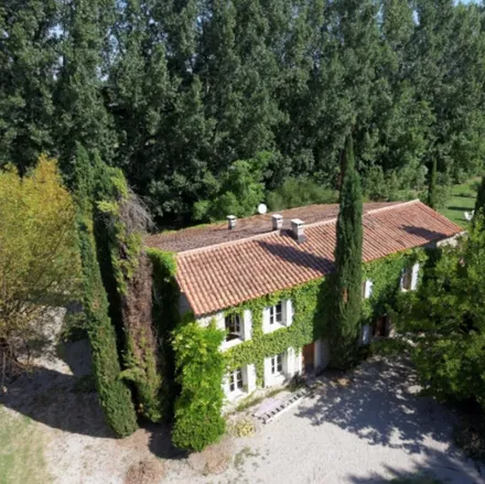 Rent this 4 bed house on 1105 Chemin de Margoye in 84800 L'Isle-sur-la-Sorgue, France