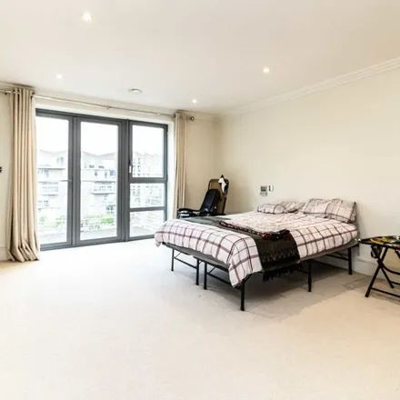 Rent this 3 bed apartment on Tallow Road in London, TW8 8EL