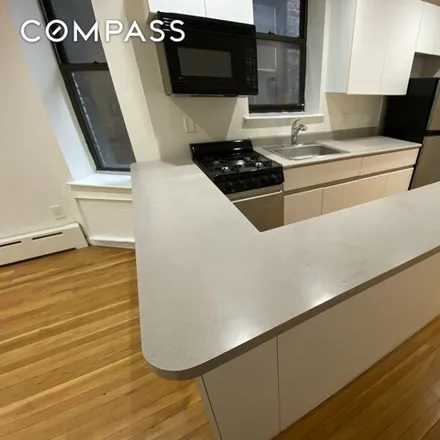 Rent this 3 bed house on 423 East 75th Street in New York, NY 10021