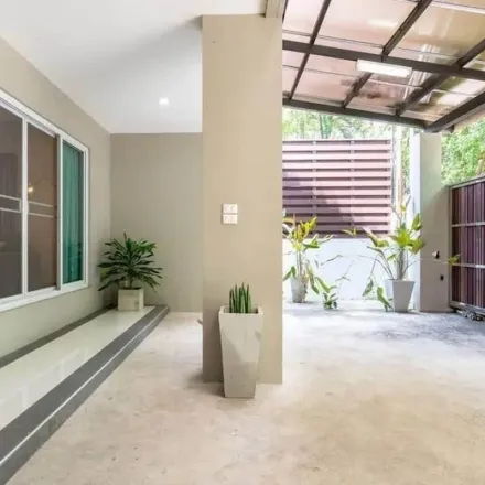 Rent this 1 bed townhouse on Omni Tower in Sukhumvit 4 Alley, Khlong Toei District