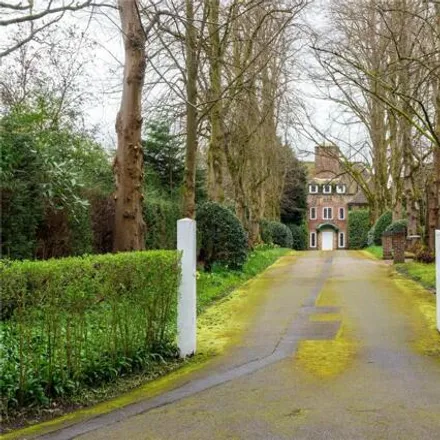 Image 2 - 6 Tudor Drive, Prestbury, SK10 4UU, United Kingdom - House for sale
