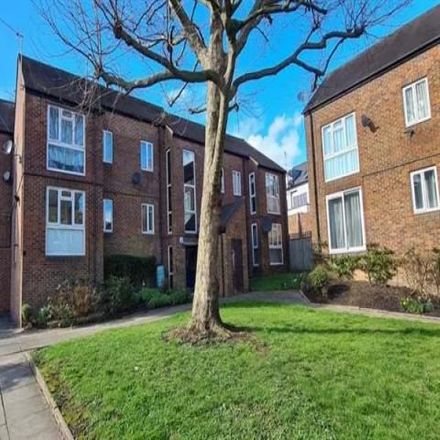 Rent this 3 bed apartment on Diploma Court in London, N2 8NY