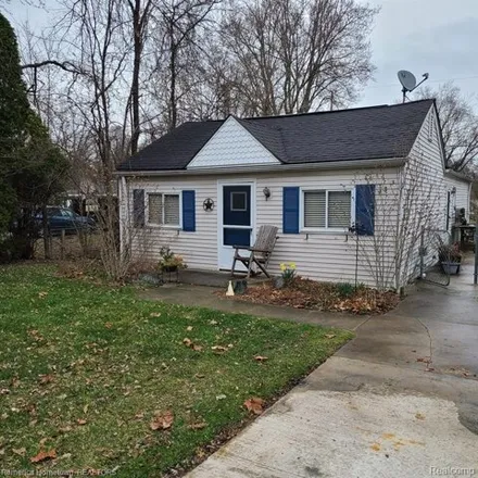 Buy this 3 bed house on 21778 Jefferson Street in Farmington Hills, MI 48336