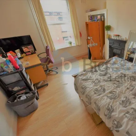 Rent this 3 bed townhouse on William Street in Leeds, LS6 1JG