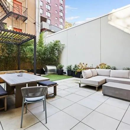 Image 3 - 165 Chrystie Street, New York, NY 10002, USA - Townhouse for sale
