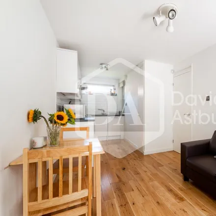 Rent this 3 bed apartment on 1-6 Moray Road in London, N4 3HZ