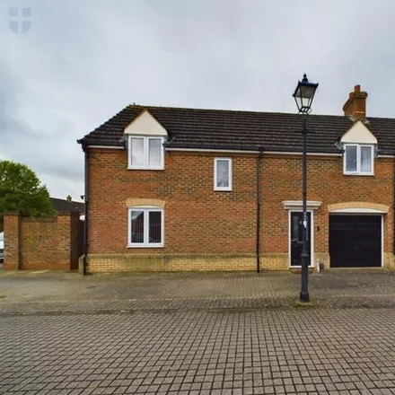Buy this 3 bed duplex on Saunders Place in Fairford Leys, HP19 7FE
