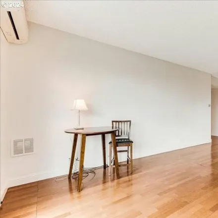 Image 6 - Lincoln Tower, 2211 Southwest 1st Avenue, Portland, OR 97201, USA - Condo for sale