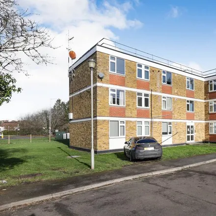 Rent this 2 bed apartment on Oxford Road in Gerrards Cross, SL9 7DZ