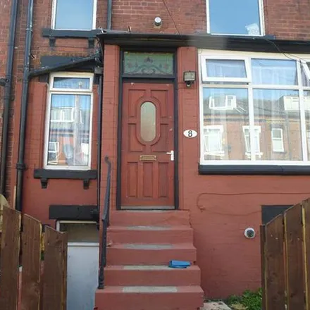 Rent this 2 bed apartment on Kitchener Mount in Leeds, LS9 6LS