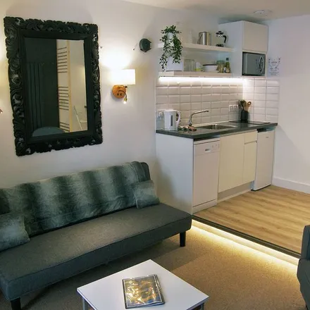 Rent this studio apartment on Edinburgh Waverley in South Ramp, City of Edinburgh