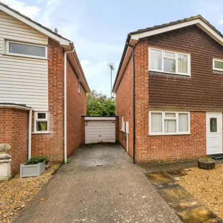 Buy this 3 bed house on Moles Close in Wokingham, RG40 2EQ
