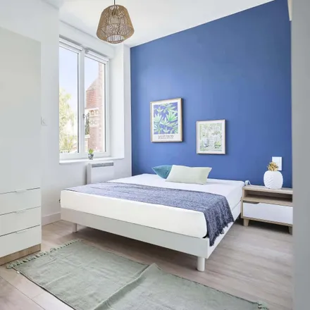 Rent this 3 bed room on 65 Rue Jordaens in 59155 Lille, France