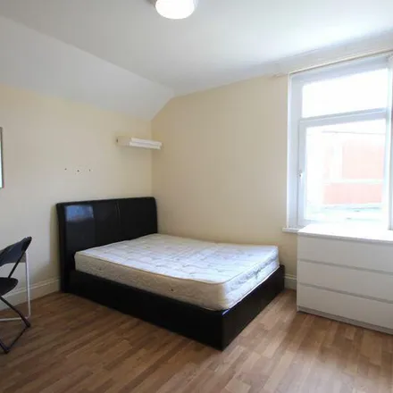 Rent this 6 bed townhouse on Treorky Street in Cardiff Cycleway 1, Cardiff