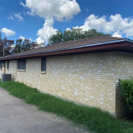 Image 3 - 5301 South Drive, Fort Worth, TX 76133, USA - Duplex for sale