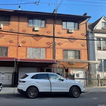 Buy this 5 bed house on 2746b Creston Ave Unit B in New York, 10468