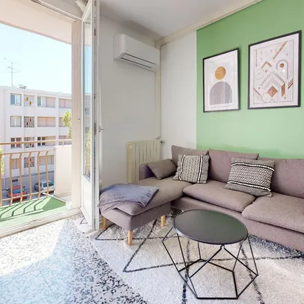 Rent this 3 bed apartment on 116 Avenue de Tarascon in 84000 Avignon, France