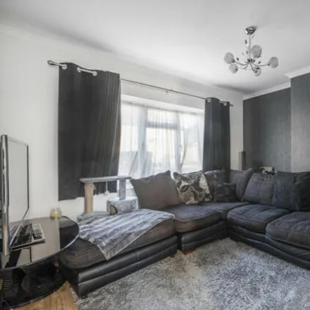 Image 2 - 6 Selby Green, London, SM5 1LF, United Kingdom - House for sale