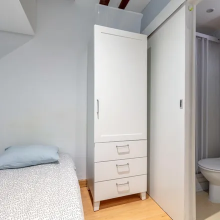 Rent this studio apartment on Calle del Amparo in 69, 28012 Madrid