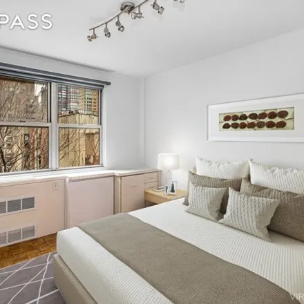Image 5 - 221 East 50th Street, New York, NY 10022, USA - Apartment for sale