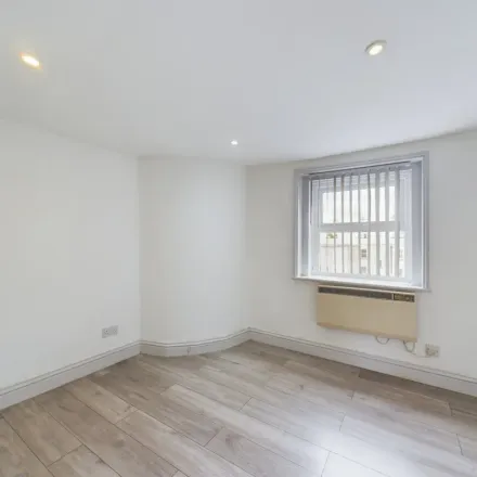 Image 5 - Spa Kleen, 51 Winchcombe Street, Cheltenham, GL52 2NE, United Kingdom - Apartment for rent