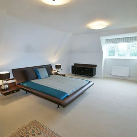 Rent this 2 bed apartment on Hedgerley Lane in Gerrards Cross, SL9 7NR